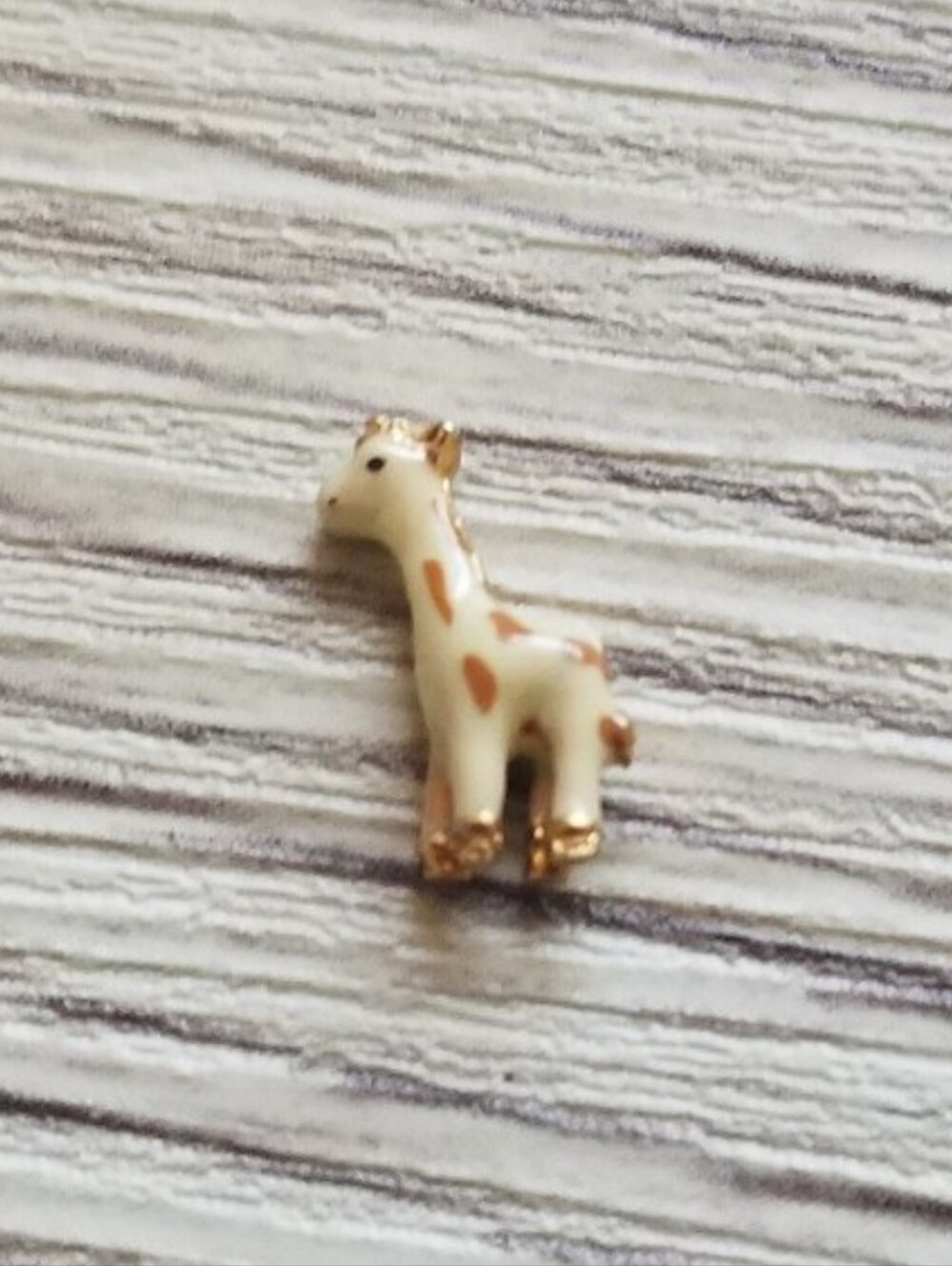 🦉HTF Giraffe Charm